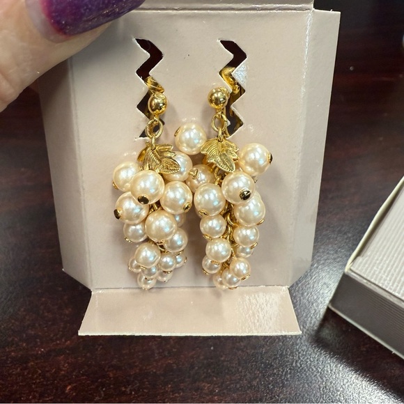 Avon Frosted Grapes Goldtone and Cream Cluster clip Earrings NIB vintage 1991 - Picture 3 of 6